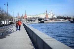 Набережная Москва-реки с видом на Кремль