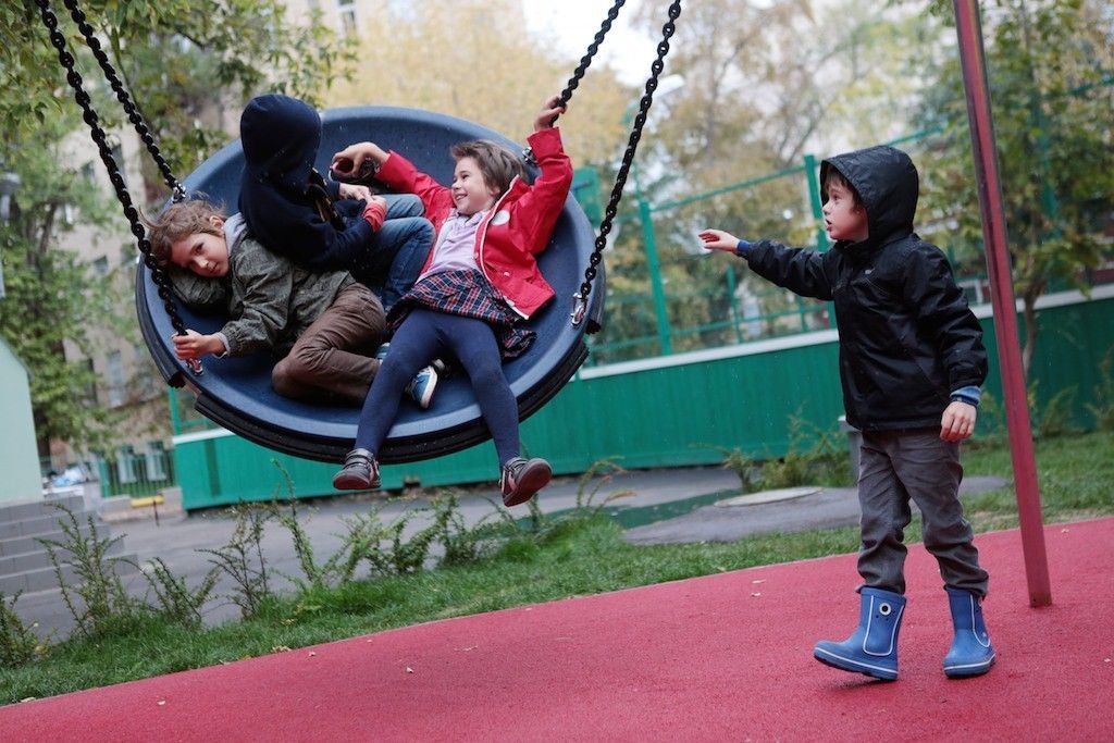 Интересные парки с детьми. Площадки в парке горького для детей. Интересные парки с детьми. Детская площадка. Детская площадка в парке горького москва.