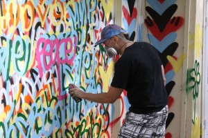 Крис Риггс создает арт-перформанс Мир и Любовь в парке Сокольники 2