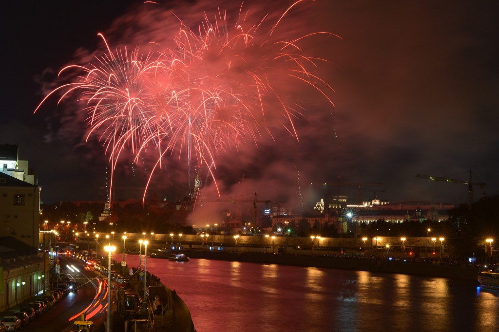 Москва 23. Салют в Москве 23 февраля 2021. Лужнецкая набережная салют. Салют с моста Багратион. Салют Москва набережная.