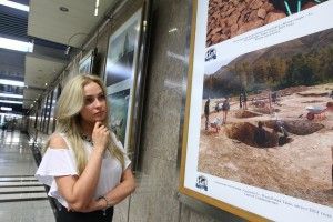 Сегодня на станции метро «Выставочная» открылась фотовыставка археолого-географической экспедиции «Кызыл – Курагино»: тайны и сокровища скифов».