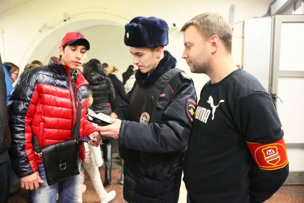 Служба безопасности москвы. Народная дружина на Московском метрополитене. Дружинник в метро. Дружинники в метро Москвы. Красная повязка дружинника.