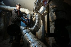 Магистрали системы отопления отремонтировали на чердаке дома на Пятницкой улице 