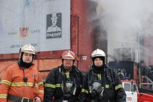 Капитан внутренней службы Денис Макаров (в центре) с коллегами на выезде