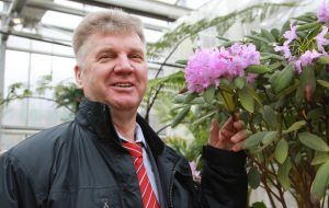 3 апреля 2017 года, глава муниципального округа Замоскворечье Николай Матвеев любуется цветами в "Аптекарском огороде"