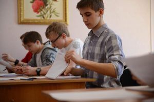 Более 150 московских девятиклассников сдали 26 апреля экзамен по русскому языку в рамках досрочного периода государственной итоговой аттестации .Фото: "Вечерняя Москва"