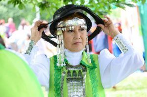 Фото: "Вечерняя Москва"; Женщина в национальном костюме во время празднования якутского праздник ЫСЫАХ