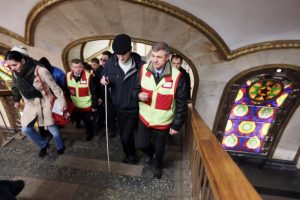Инспекторы Центра обеспечения мобильности пассажиров помогут ветеранам передвигаться в метро. Фото: "Вечерняя Москва"