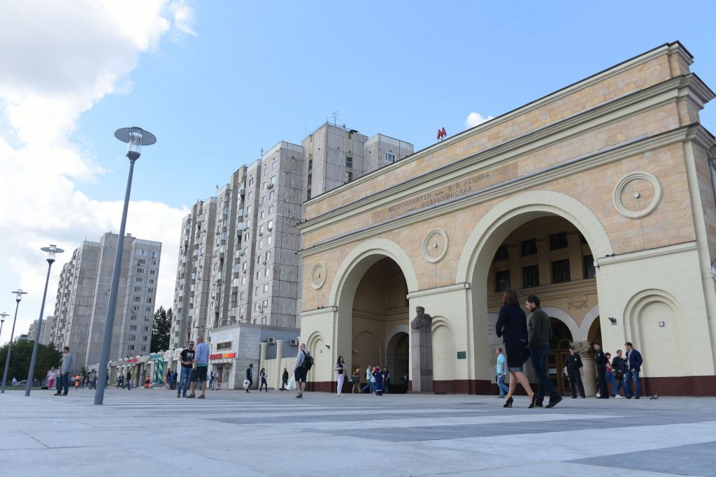 Павелецкая парк культуры. Станция метро Павелецкая улица. Метро Павелецкая фото на улице. Павелецкий вокзал лавочки на улице. Фотографии Москвы Павелецкой 2021.