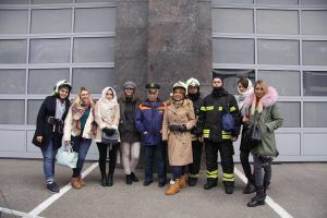 Студенты МГУ в гостях у пожарных и спасателей Москвы. Фото: пресс-служба Префектуры ЦАО