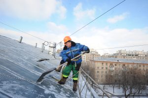 Для очистки скатных кровель 2730 жилых домов, в ГБУ «Жилищник» районов ЦАО сформированы 910 бригад кровельщиков. Фото: «Вечерняя Москва»