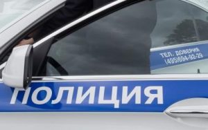 Полицейский предупредил мужчину о противоправности его действий. Фото: «Вечерняя Москва»