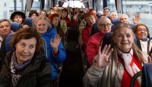 Почти 1,5 тысячи столичных пенсионеров воспользовались акцией «Добрый автобус». Фото: mos.ru
