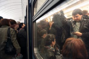 Своевременная замена ламп повышает безопасность движения поездов и людей. Фото: «Вечерняя Москва»
