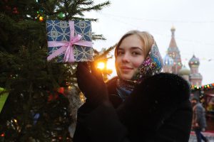 Дерево украшено золотыми, серебряными, красными шарами. и другими игрушками. Фото: «Вечерняя Москва»