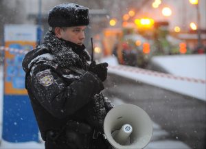 Перед проведением праздничных мероприятий территории проверят кинологи с собаками и наряды полиции. Фото: «Вечерняя Москва»