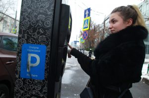 Льготные парковочные разрешения для инвалидов дают право на круглосуточную бесплатную парковку на специально отведенных местах. Фото: «Вечерняя Москва»