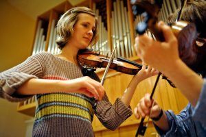 Молодые таланты выступят как с сольными сочинениями для одной скрипки, так и для скрипки и фортепиано. Фото: архив, «Вечерняя Москва»