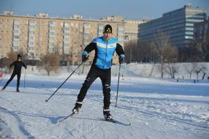 Начать лыжные гонки удостоили честью новичков - будущих учеников университета. Фото: Александр Кожохи, «Вечерняя Москва»