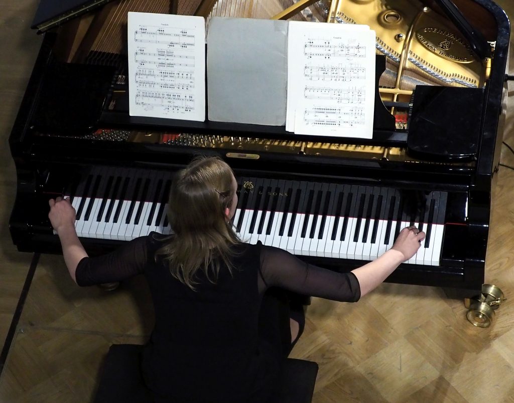 Подготовка концерту на фортепиано. Пианистки Москвы фото с названиями. В чем выступают пианистки. Музыку бесполезно