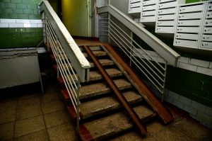 Собственник одной из квартир самовольно отгородил часть коридора и устроил кладовую. Фото: Анна Быкова, «Вечерняя Москва»