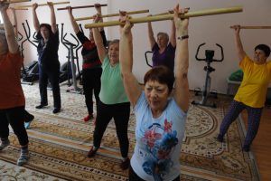 Пенсионеров района пригласили на занятие по гимнастике. Фото: Александр Кожохин, «Вечерняя Москва»