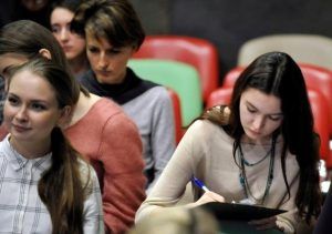 Беседа в формате круглого стола прошла у воспитателей дошкольных групп школы №627. Фото: официальный сайт мэра Москвы