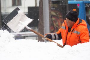 Примерно 300 дворников убрали снег в районе в период новогодних праздников. Фото: Павел Волков, «Вечерняя Москва»