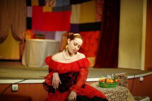 Труппа театра «Галерка» покажет «Женитьбу Бальзаминова» всем желающим. Фото предоставили в театре «Галерка»