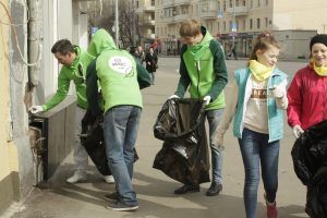 Спортсмены пробежали по маршруту вокруг квартала и убрали весь мусор с тротуаров. Фото: Иван Петрушин