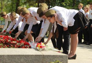 Ученики школы №2107 почтили память павших воинов. Фото: Наталия Нечаева "Вечерняя Москва"