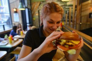 День гамбургера отметят 27 июля в Парке Горького. Фото: Антон Гердо, «Вечерняя Москва»