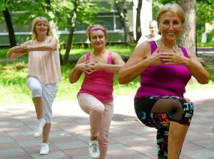 Йога и фитнес помогают худеть участникам программы «Московское долголетие». Фото: Александр Кожохин, «Вечерняя Москва»