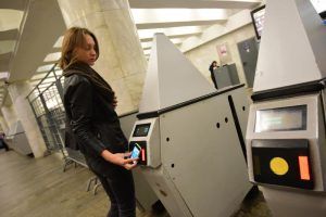 Пассажиры метро стали чаще использовать банковские карты для оплаты проезда. Фото: Антон Гердо, «Вечерняя Москва»