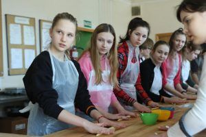 Ученики районной школы приняли участие в экскурсии по пекарне. Фото: Алексей Орлов, «Вечерняя Москва»