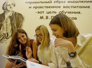 Студенты районного университета пригласили горожан поучаствовать в проекте. Фото: Александр Кожохин, «Вечерняя Москва»