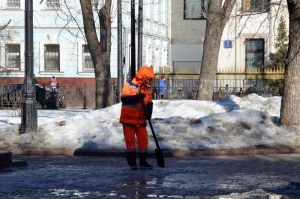 Уборку снега провели на дворовых территориях в районе. Фото: Анна Быкова