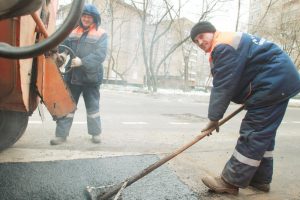 Сотрудники «Жилищника» приведут в порядок дороги на территории района. Фото: Наталия Нечаева, «Вечерняя Москва»