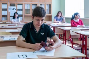 Несколько учениц набрали высокие баллы на ЕГЭ. Фото: сайт мэра Москвы