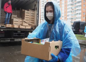 Волонтеры оказывают помощь жителям города. Фото: Антон Гердо, «Вечерняя Москва»