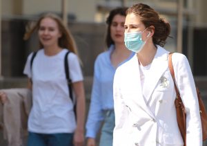 Медицинские работники порекомендовали жителям носить маски. Фото: Наталия Нечаева, «Вечерняя Москва»