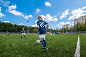 Первый футбольный матч в сезоне провели студенты Плехановского университета. Фото: сайт мэра Москвы