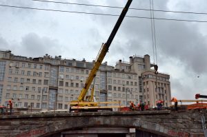 Реставрацию Большого каменного моста завершат в августе. Фото: Анна Быкова