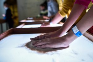 Сотрудники колледжа малого бизнеса проведут мастер-класс по рисованию на песке. Фото: архив, «Вечерняя Москва»