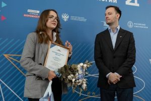 Лучшую студентку Косыгинского университета наградили грамотой. Фото взято с сайта университета