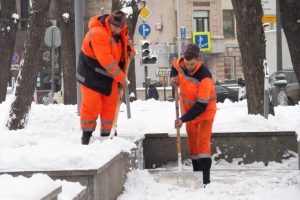 Специалисты «Жилищника» убрали снег и наледь в районе. Фото: архив, «Вечерняя Москва»