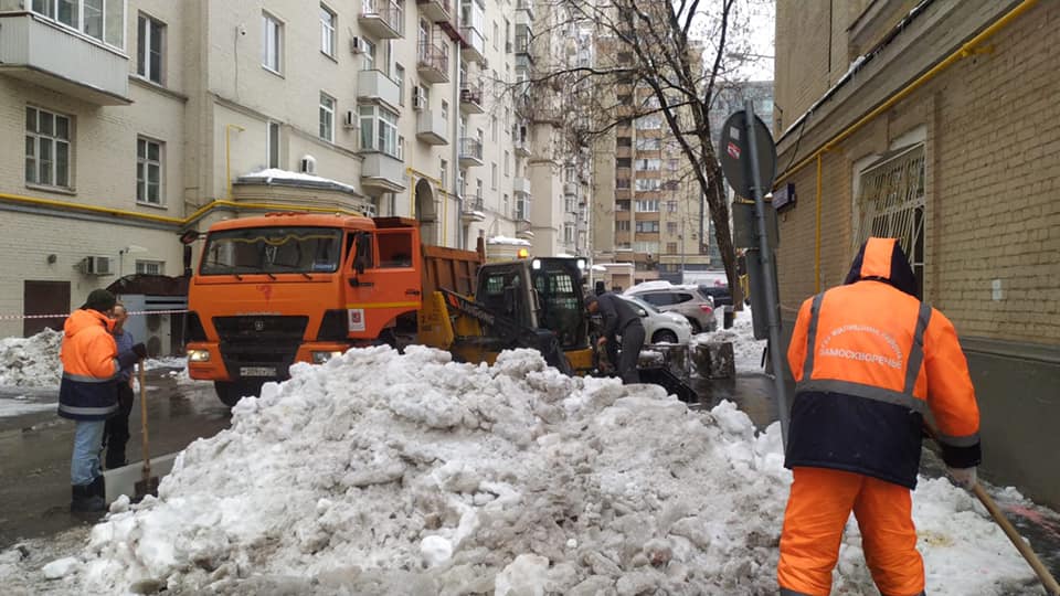 Почему не убирают снег. Снег в Москве. Убирают снег. Дети убирают снег. Снег с наледью.