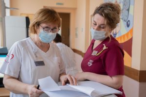 Медицинская сестра Морозовской больницы отметила рабочий юбилей. Фото взято с официальной страницы медицинского учреждения в социальных сетях
