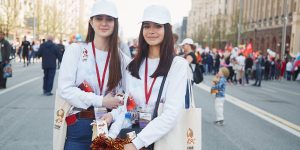 Более 5,5 тыс волонтеров будут помогать ветеранам и участникам «Бессмертного полка». Фото: сайт мэра Москвы