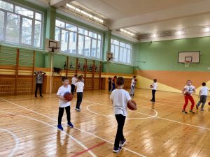 Занятия по баскетболу проходят в школе №627. Фото: официальная страница образовательного учреждения в социальных сетях